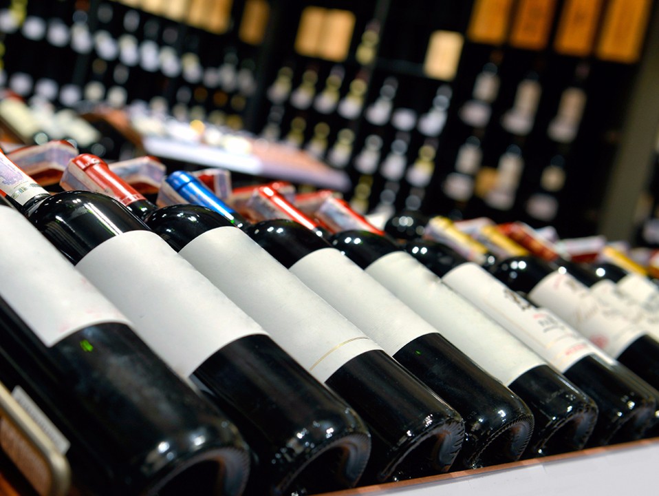 Lucruri neștiute despre obiecte pe care le folosim zilnic. De ce pixurile cu bilă au o gaură laterală sau care este rolul adânciturii sticlei de vin