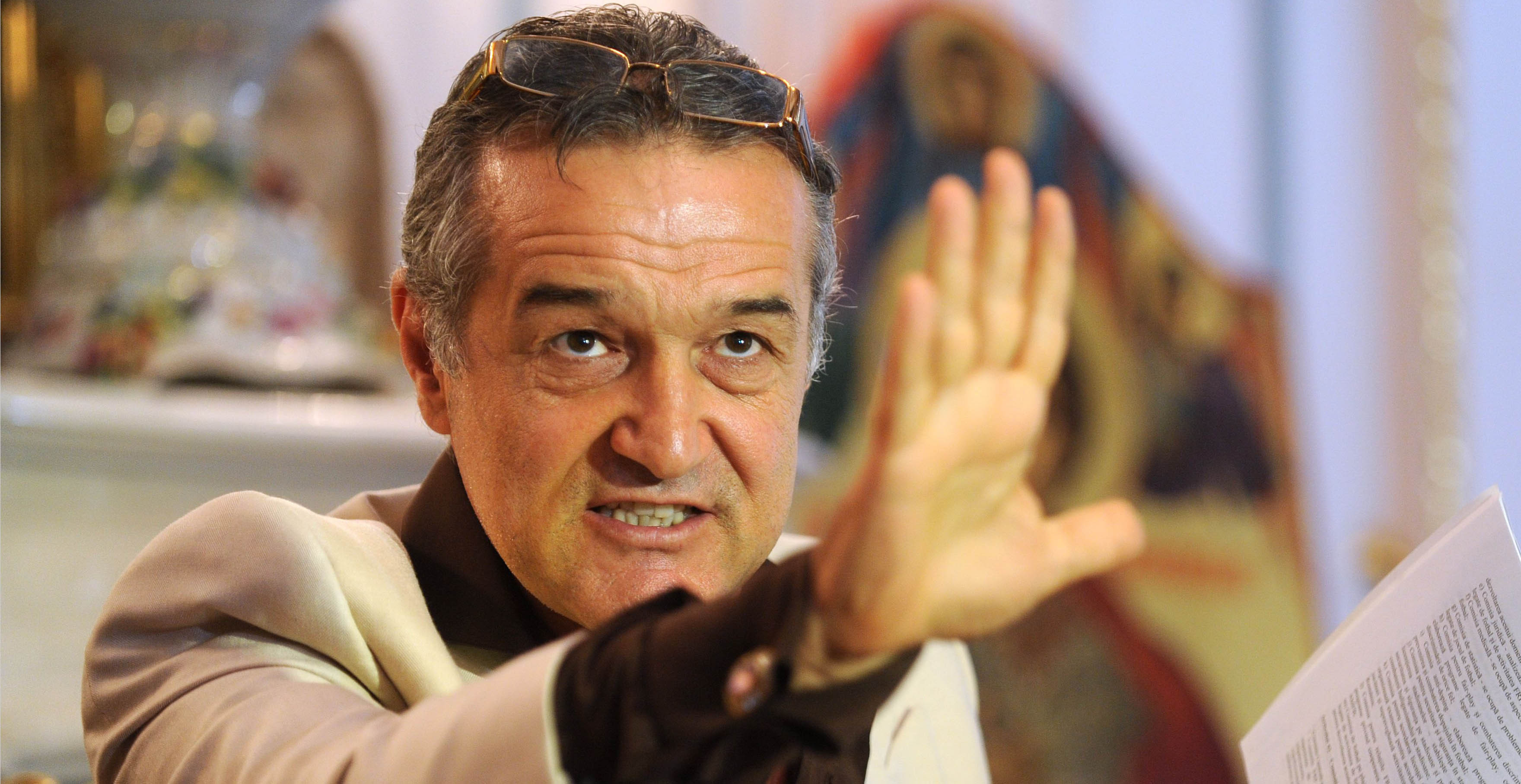 VIDEO din 1990: Cum arăta Gigi Becali în 1990, îmbrăcat în trening și adidași și conducând un Mercedes