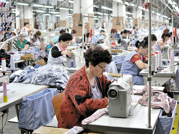 Ce se întâmplă cu managerul străin de la fabrica de textile din Păulești (Prahova) care și-a jignit angajații: Primește o amendă de până la 1.000 de lei, însă, ironic, profilul de Facebo