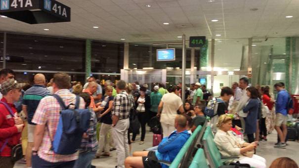 Zeci de români, BLOCAȚI de două zile la Lisabona, după ce Tap Portugal a anulat și al doilea zbor. Când se întorc turisții/ Consulul României în Portugalia, revocat