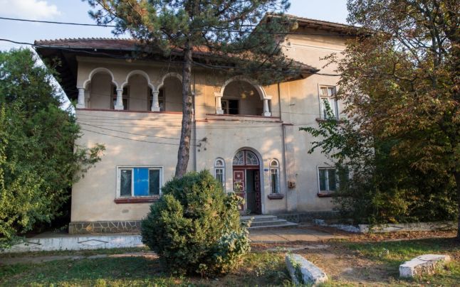 Conac interbelic cu 18 camere, heleșteu și curte de 1200 de metri pătrați mai ieftin decât o garsonieră în București