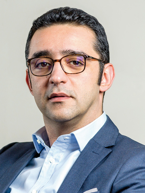 Cine este tânărul care conduce activitățile primelor malluri deschise în București