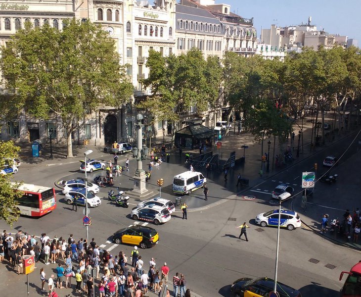 Un vehicul a lovit un grup de pietoni, în centrul orașului Barcelona / mai multe persoane, rănite