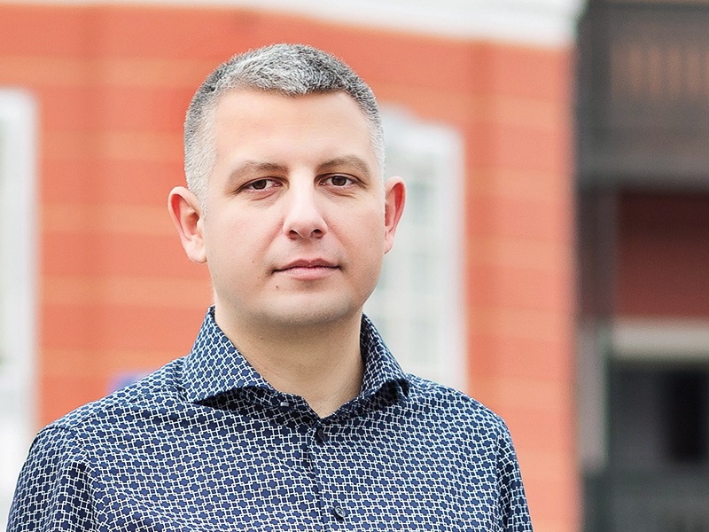 Tânărul sibian care conduce o companie ce eliberează facturi de 2 mld. euro anual