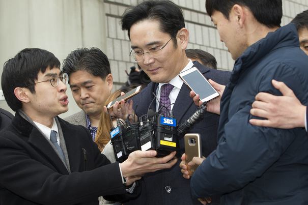 Moștenitorul companiei Samsung, Lee Jae-Yong, CONDAMNAT la cinci ani de închisoare. Patru foști directori ai gigantului telefoniei mobile au primit pedepse mai blânde