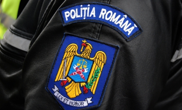 De ce ating POLIȚIȘTII unul dintre farurile mașinii atunci când te trag pe dreapta