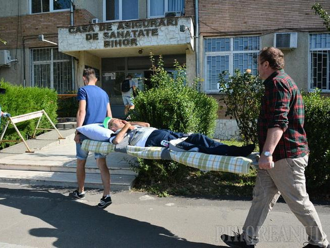 Doar în România: Aduși cu targa la ghișeu pentru că funcționarii nu voiau să le elibereze adeverințe