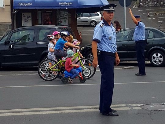 „Eroii mei de astăzi… Doi polițiști, frați gemeni. Ambii vorbeau foarte frumos limba română și limba maghiară învățau pe copilași cu multă răbdare reguli de circulație cu bicicleta?