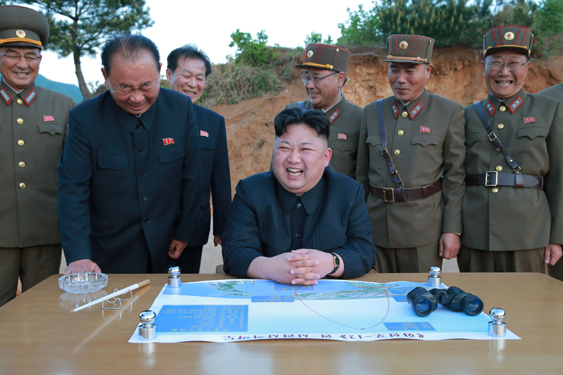 De ce râde Kim Jong-un de fiecare dată când testează o bombă nucleară. Explicațiile gestului bizar din toate fotografiile propagandei nord-coreene