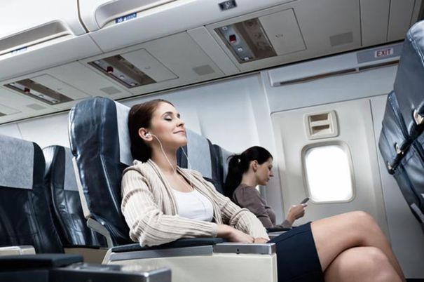 Reduceri SUBSTANȚIALE la biletele de avion. Pe un zbor până la Berlin sau Milano poți da mai puțin ca pe TAXI