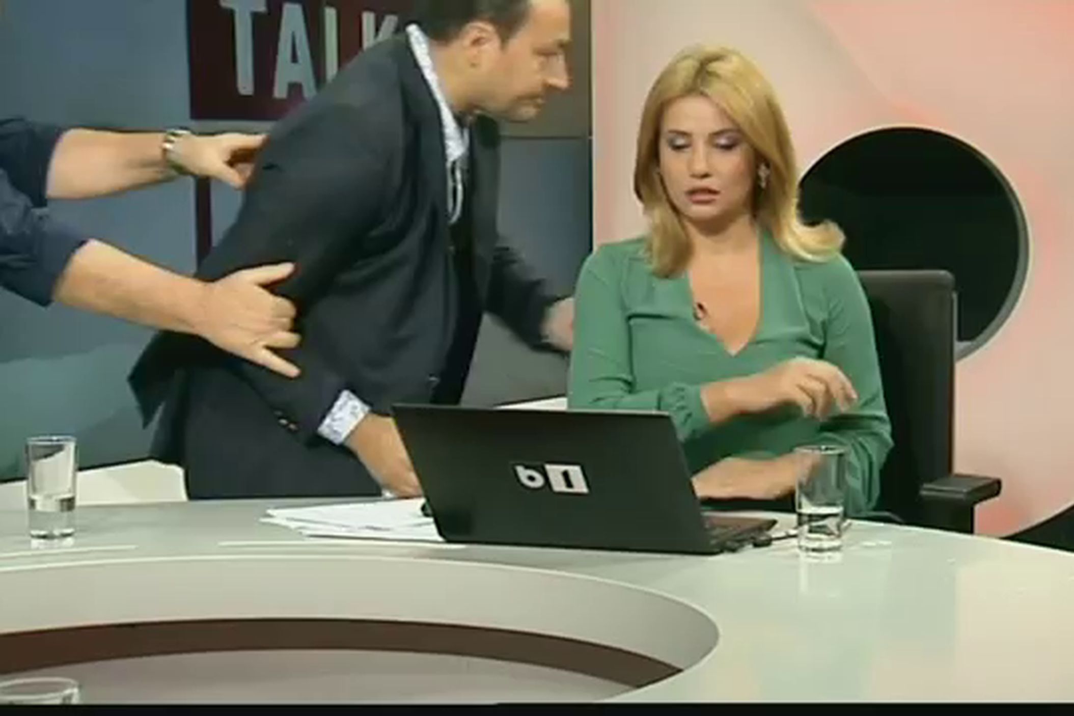 Cum au ajuns televiziunile din România ring de box și dicționar de înjurături. „Timp de 15 ani, CNA s-a uitat în stele și și-a făcut horoscopul”