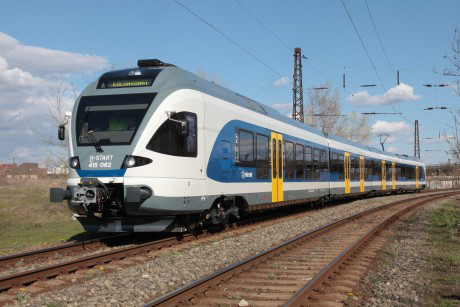 Cel puțin patru răniți după ce un tren a deraiat în urma unei coliziuni cu un vehicul blindat