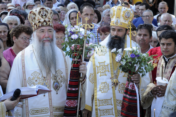 Să faci ce zice popa, nu ce face popa: Episcopul Timișoarei, prins conducând cu 170 km/oră, pe un drum din județul Timiș