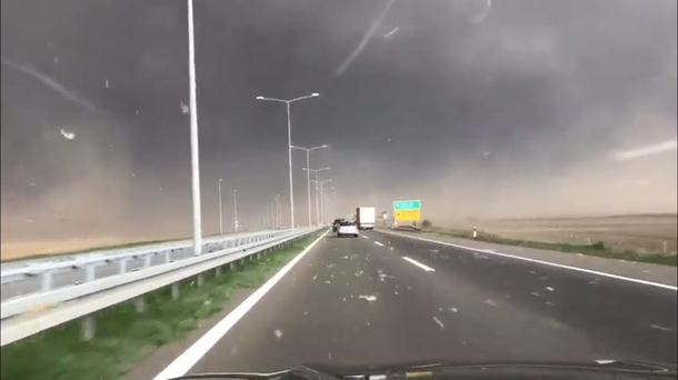 Un șofer a filmat iadul de pe autostradă. În câteva secunde a văzut negru în fața ochilor - VIDEO