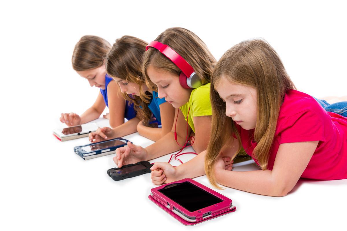 Pericolul din spatele tehnologiei. De ce îi luăm copilului un telefon mobil?
