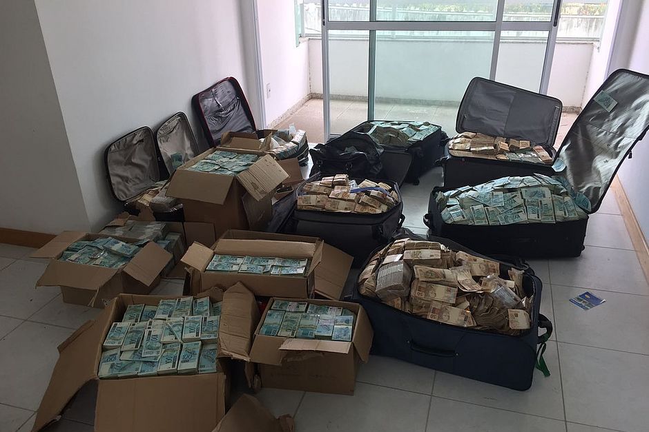 SUMA URIAȘĂ găsită de poliție în casa unui fost ministru. Anchetatorii au avut nevoie de 14 ORE să numere banii ASCUNȘI în valize