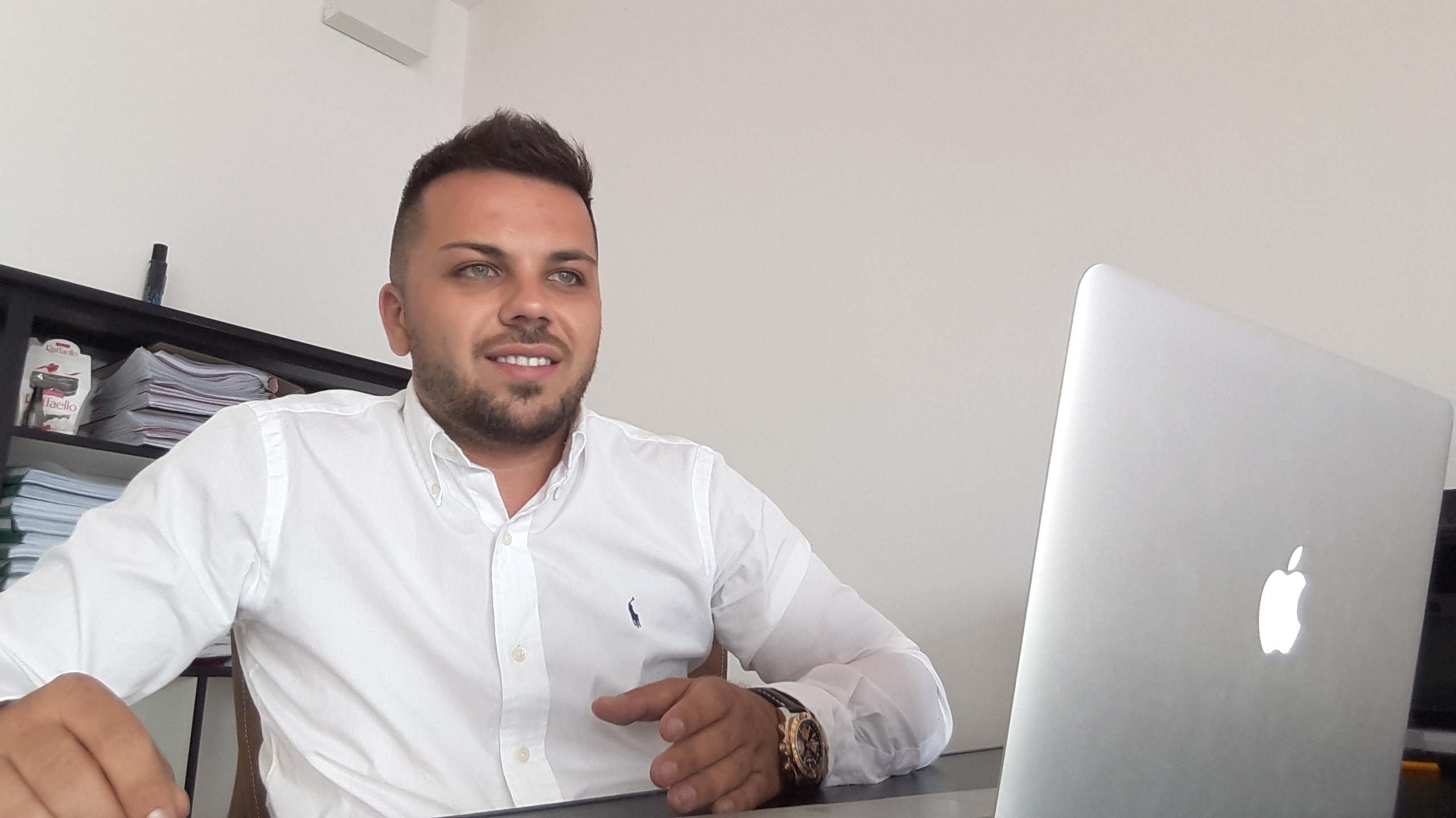 Povestea unui tânăr antreprenor de succes din România. Cum a pornit o afacere de la 0 și a ridicat-o la milioane de euro