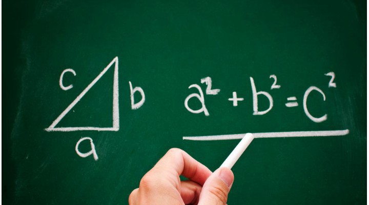 Profesor de matematică din România: „Știu, sunt auxiliare interzise, o să merg în pușcărie, dar nu de asta mi-e teamă, ci de rușinea de a ne bate joc de școală!”