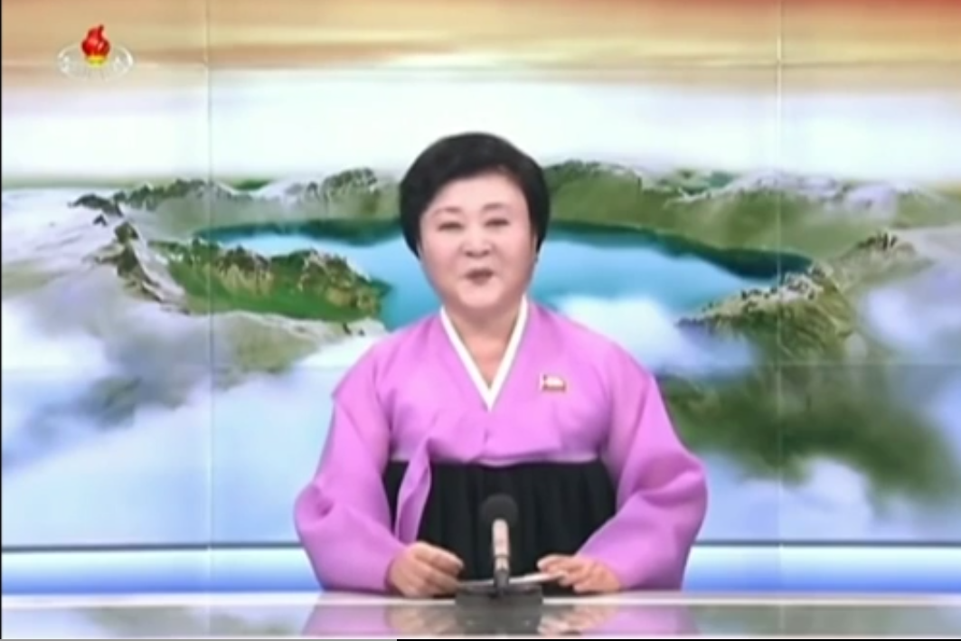 „Doamna în roz” a Coreei de Nord va fi cea care va anunța Apocalipsa. Cine este Ri Chun-hee, crainica TV la auzul căreia „dușmanii tremură de frică”