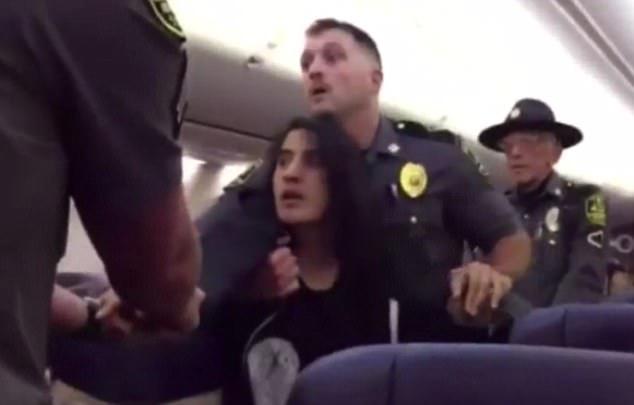Încă un pasager dat jos din avion, în mod BRUTAL: Motivul ABSURD pentru care o femeie a fost TÂRÂTĂ și scoasă doi aeronavă | VIDEO