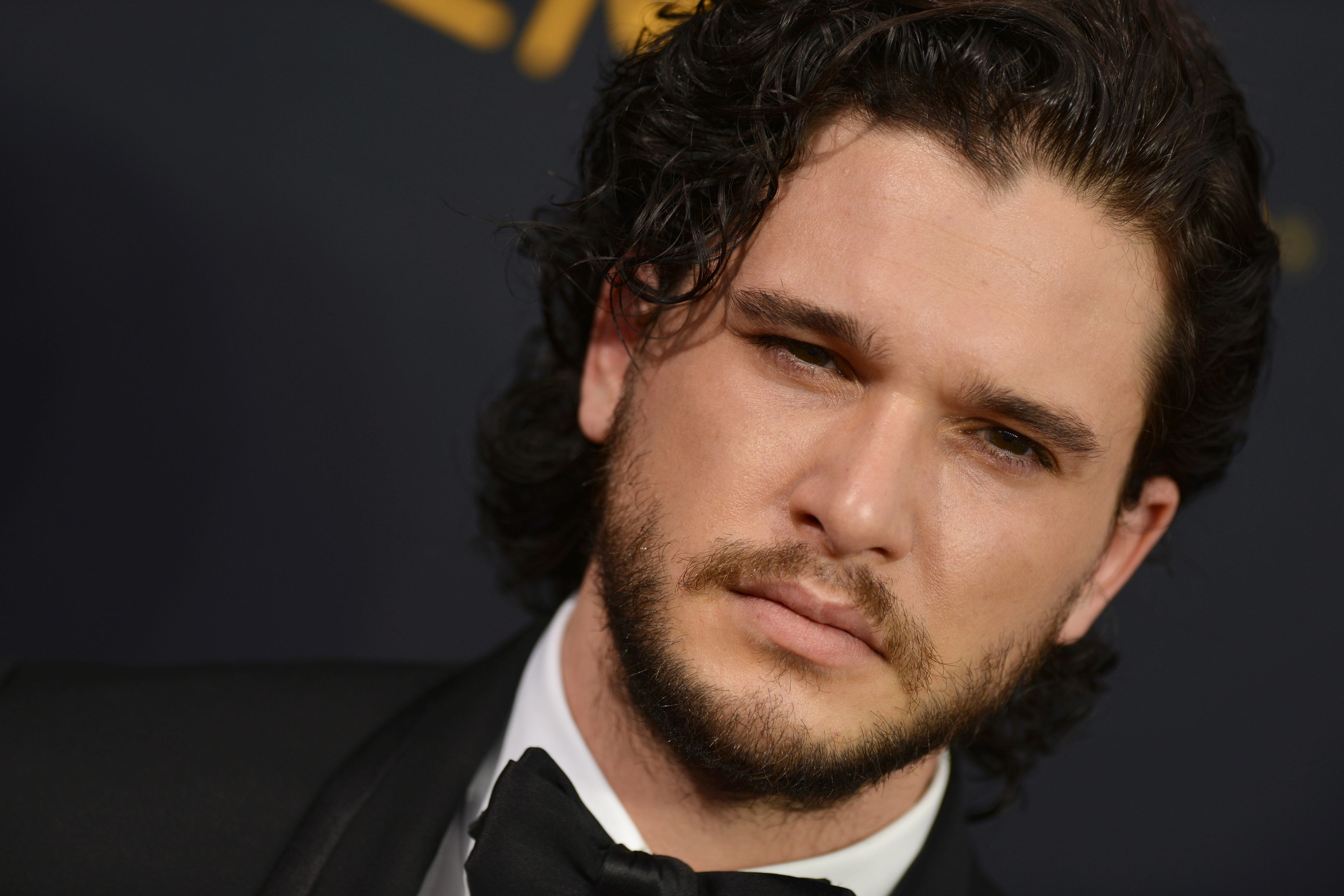 Visul fanilor Game of Thrones a devenit realitate. Jon Snow s-a logodit. Cine este aleasa