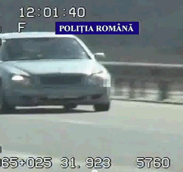 Când au văzut această mașină gonind cu 170 km/h, nu au bănuit ce va urma. Surpriza pe care au avut-o polițiștii când s-au uitat mai bine. Ce făcea tânăra din dreapta le-a întrecut orice i