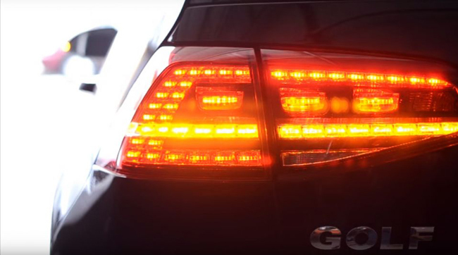 Ce înseamnă semnalele luminoase pe care le fac șoferii în trafic? Codul secret din trafic