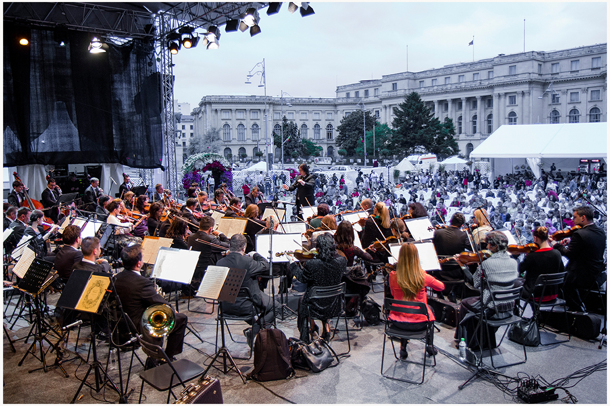 Încep concertele de muzică clasică în aer liber la Piața Festivalului George Enescu