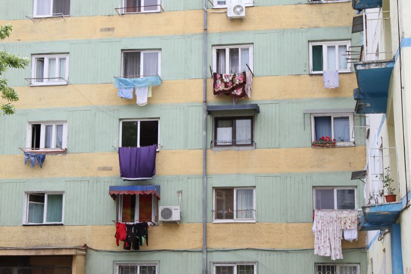 Primul oraș din România în care cei care PUN RUFELE LA USCAT în balcoane deschise vor fi AMENDAȚI cu 1.000 de lei