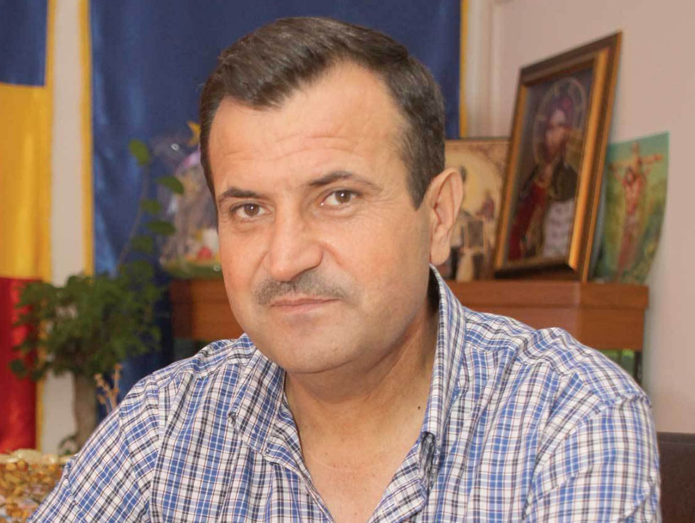 Și-a modernizat satul și a făcut școli doar din banii primăriei. “Degeaba faci drumuri, dacă merg pe ele oameni needucați”