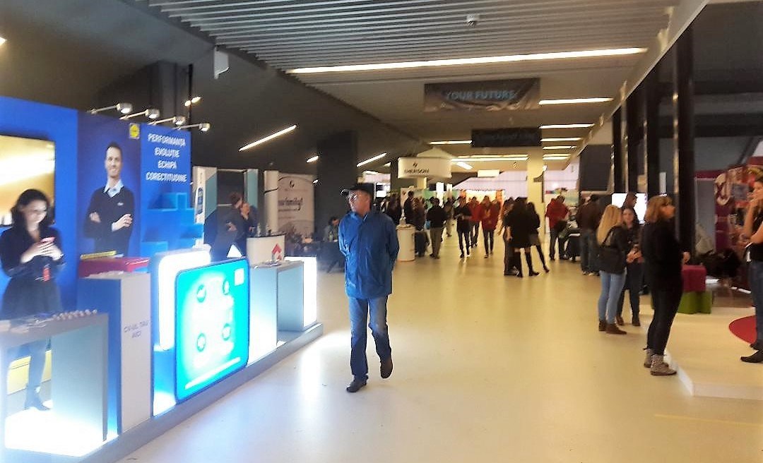 Viitorii angajați sunt atrași cu masaj la locul de muncă și concedii în țări exotice