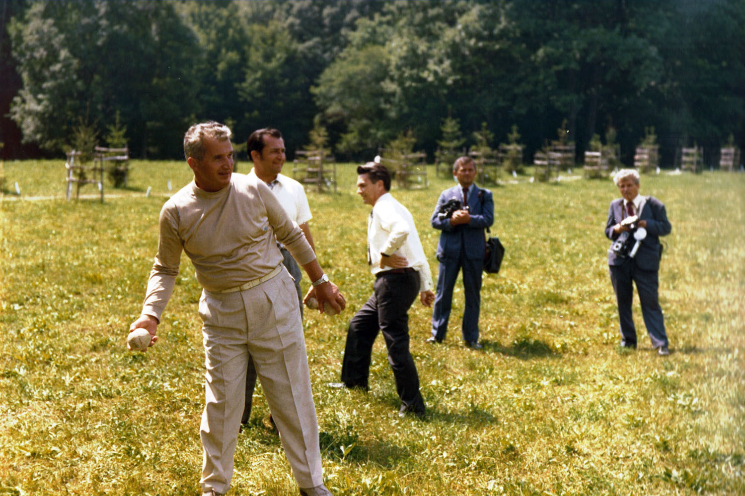 Imaginile din Arhivele Naționale pe care Ion Iliescu le-ar fi vrut uitate. Cum a fost surprins în urmă cu 40 de ani în timpul unei vacanțe a soților Ceaușescu