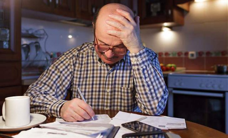 Doar în România. Cum a ajuns un pensionar din Botoșani să adune o datorie de 2 milioane euro