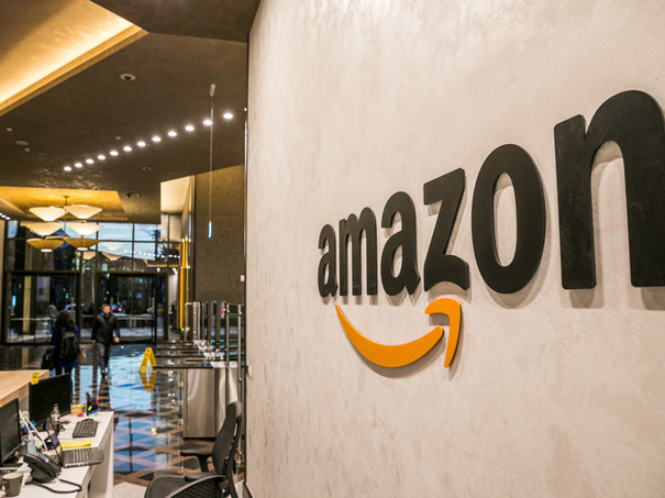 Lovitură URIAȘĂ din partea Amazon. Serviciul cu care își va îngenunchea toți adversarii: Curierii vor livra coletele în casele clienților