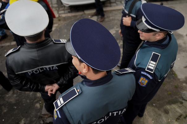 Polițiștii din Suceava, dotați cu maiouri antiglonț și anti-înjunghiere, după crima din Gara Burdujeni