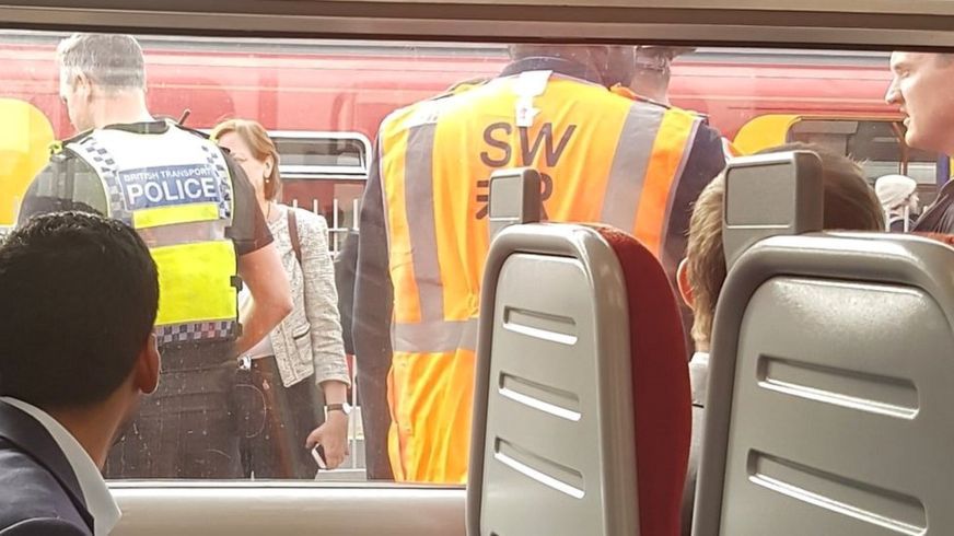 Panică în gara din Wimbledon. Pasagerii unui tren au fost EVACUAȚI după ce un bărbat a început să citească cu voce tare din Biblie
