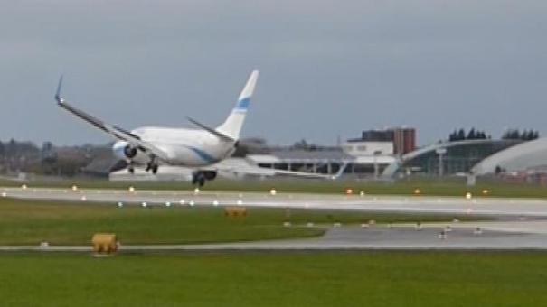 MOMENTUL în care vântul EXTREM împiedică un avion de pasageri să aterizeze la Salzburg. Ce s-a întâmplat cu aeronava | VIDEO