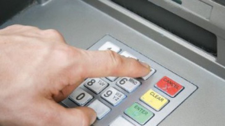 Lovitură grea pentru unul dintre coloșii bancari din România. Trebuie să modifice contractele