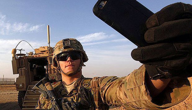 Această țară le-a interzis militarilor să-și facă selfie-uri