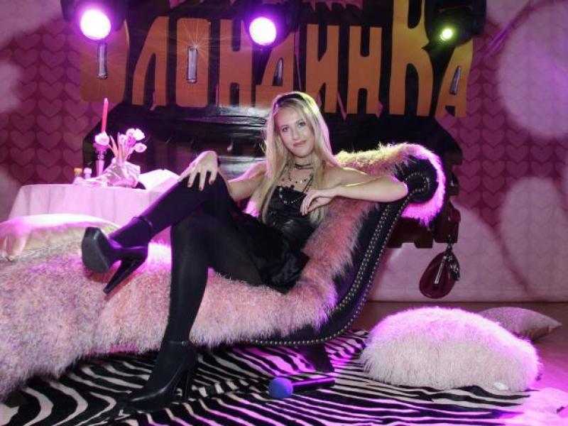Cine este tânăra de 35 de ani care ARE CURAJUL SĂ CANDIDEZE împotriva lui Putin la alegerile din 2018