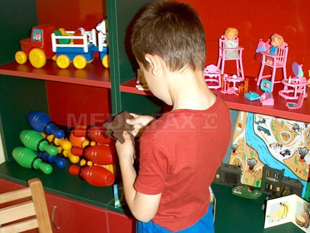 Ce a pățit educatoarea din Vrancea, filmată în timp ce lovea copiii în clasă