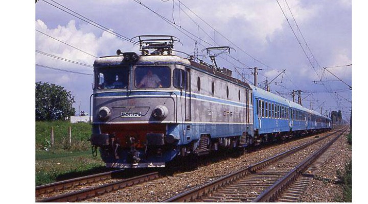„Cum e posibil ca trenul de la Cluj la Brașov să facă șapte ore și, în plus, să aibă 60 de minute întârziere pe care nu ți-o anunță nimeni Abur, penumbră, frig a într-un film noir”