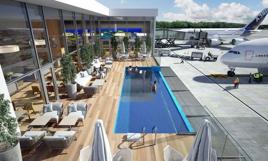 FOTO. Un aeroport vine cu o ofertă inedită: pasagerii se pot bucura de o baie în piscină în timp ce așteaptă îmbarcarea