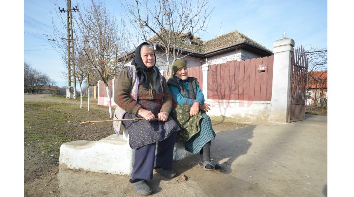 Localitatea din România unde pensionarii muncesc și tinerii se odihnesc, preferând să primească ajutor social