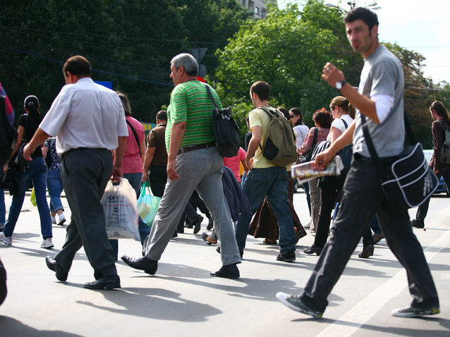 Acești angajați au vrut să iasă la o țigară în timpul programului, cum făceau și până acum. Când au ajuns afară au avut parte de șocul vieții lor. Amenzile sunt de mii de lei, iar toți