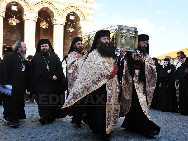 Arhiepiscopia Târgoviștei le-a oferit credincioșilor stick-uri cu chipul Sfântului Ierarh Nifon