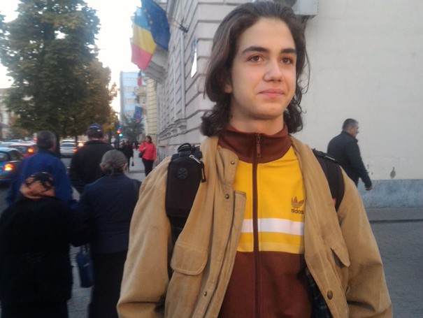 Cum a venit azi la școală Tudor Helgiu, elevul devenit cunoscut după ce a fost trimis acasă să se tundă/ Reacția directorului