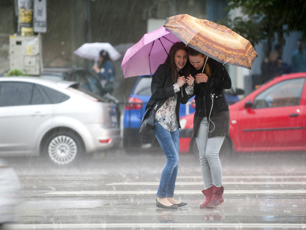 Până când mai ține ploaia în București?