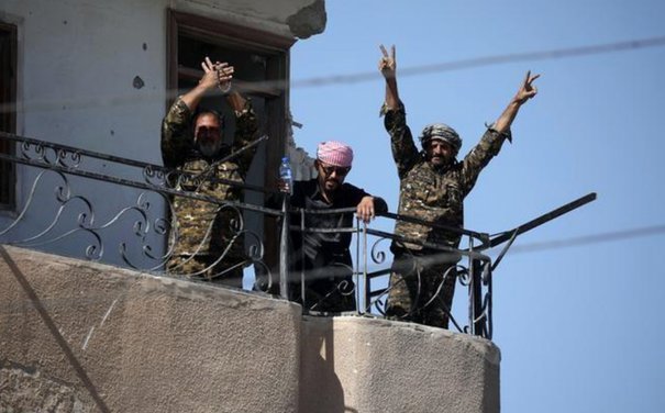 STAT ISLAMIC, lovit în PLIN. Capitala teroriștilor a fost ELIBERATĂ. Luptători ISIS, filmați în timp ce părăsesc cu lașitate obiectivele militare