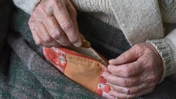 O batrană săracă a intrat intr-un magazin de lux. Voia o rochie să o poarte la nuntă nepoatei. Angajatele o priveau ca pe o ciudatenie.Nu se astepta să i se intample ce a urmat